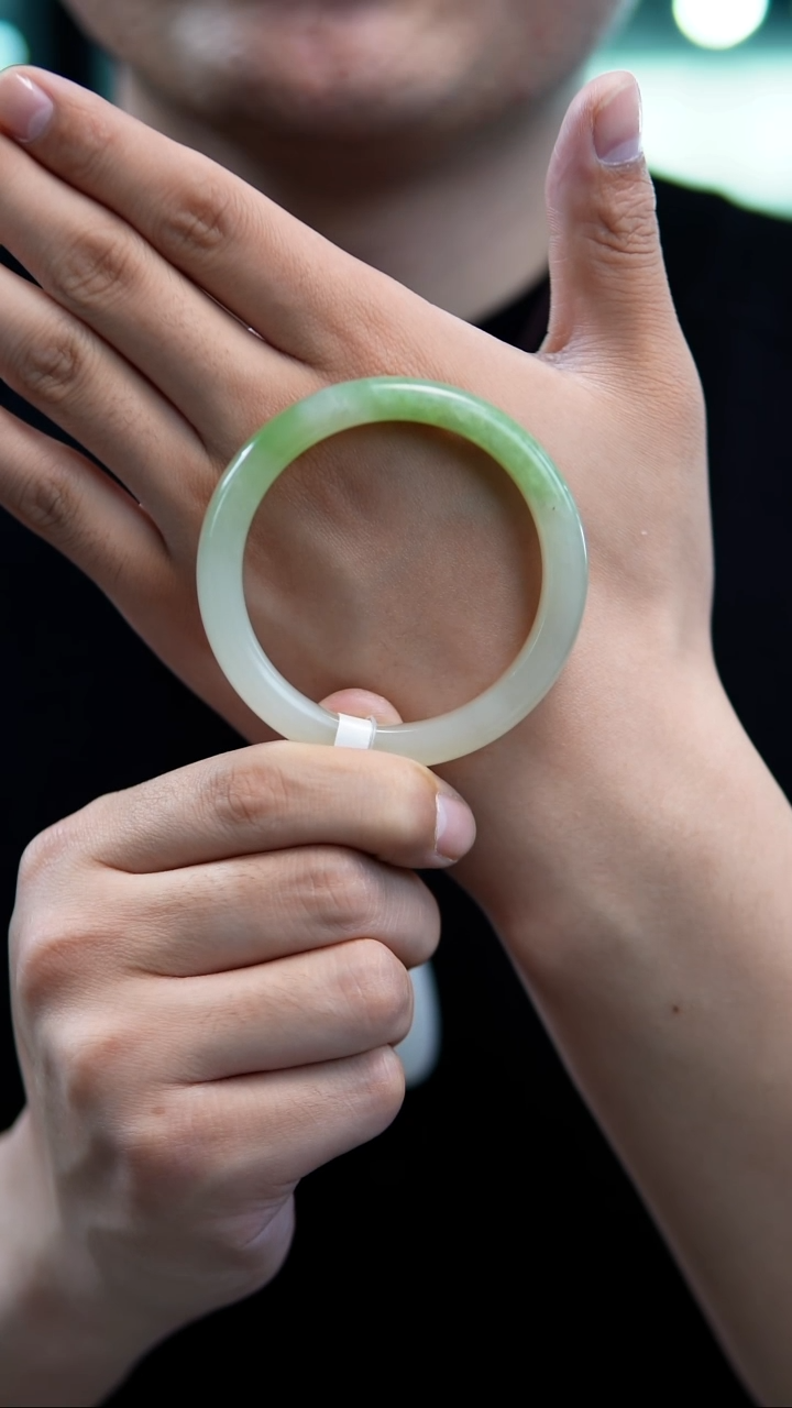 【闪购商品】和田玉手镯未镶嵌54-55翠青半山水