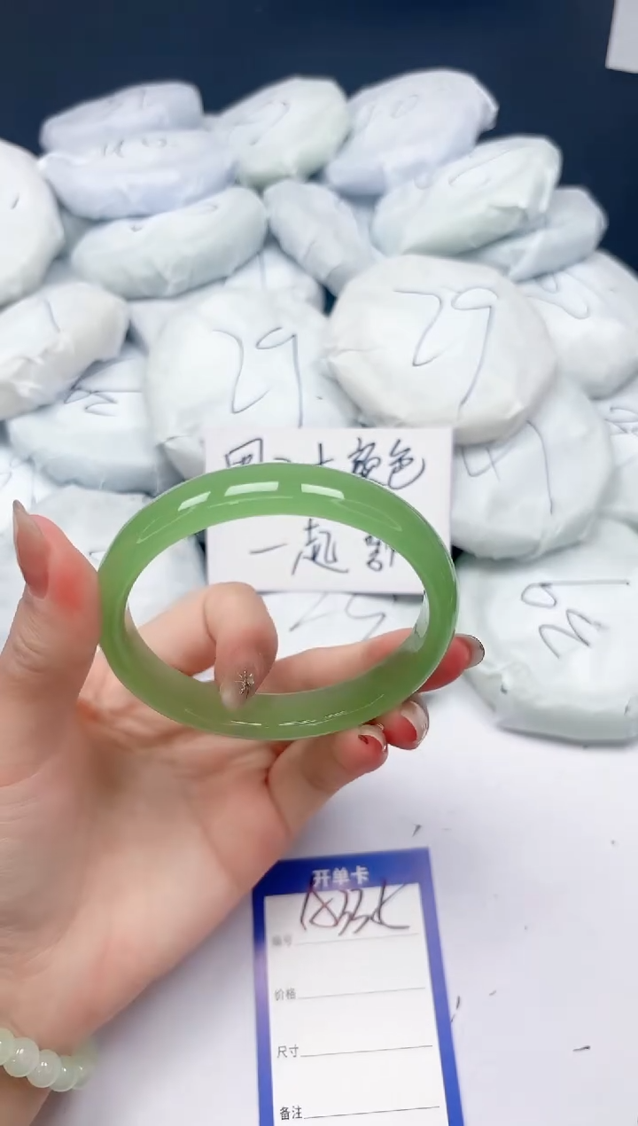 未镶嵌手镯石英质玉A335/64