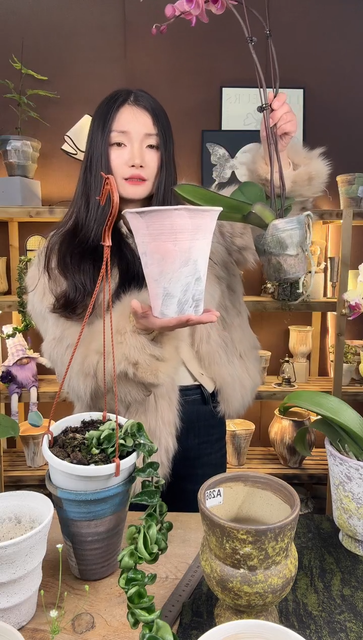 以实际为准编号 492  景德镇手工手绘花盆口17.5 高17.5