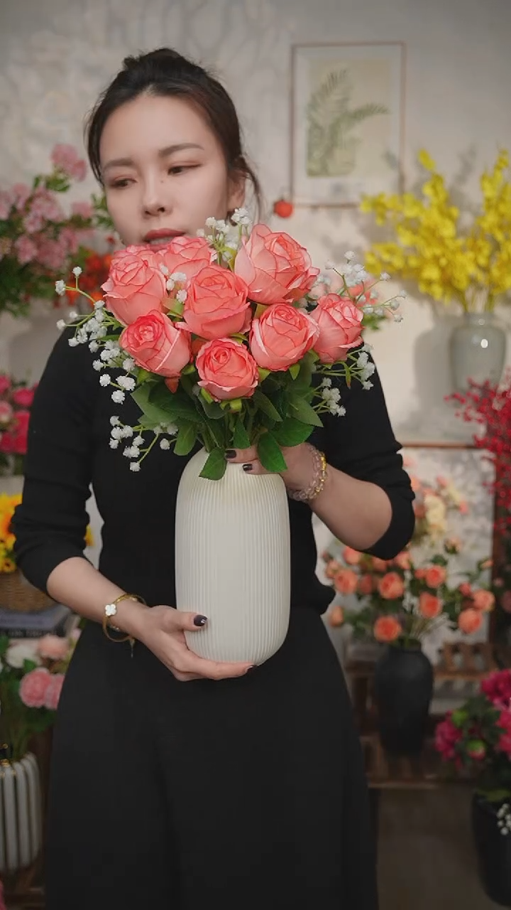 10支深粉色玫瑰+2支满天星+华纹陶瓷花瓶