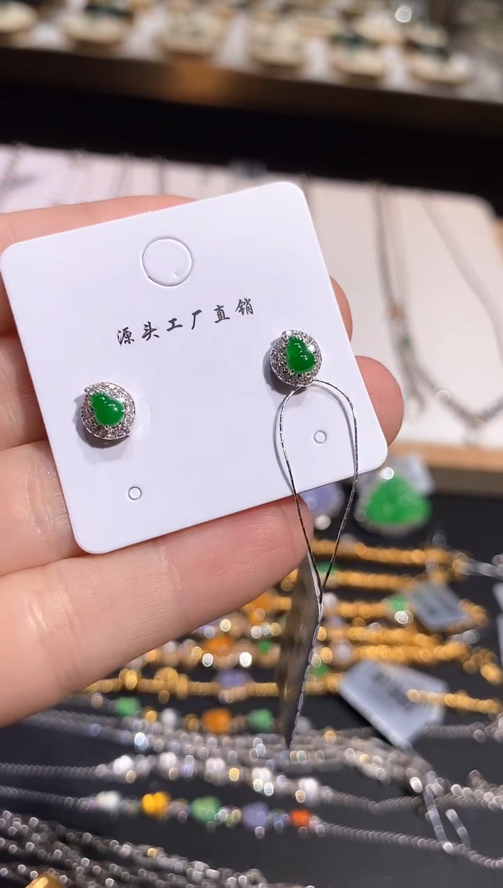 颈饰18K金镶嵌翡翠耳钉