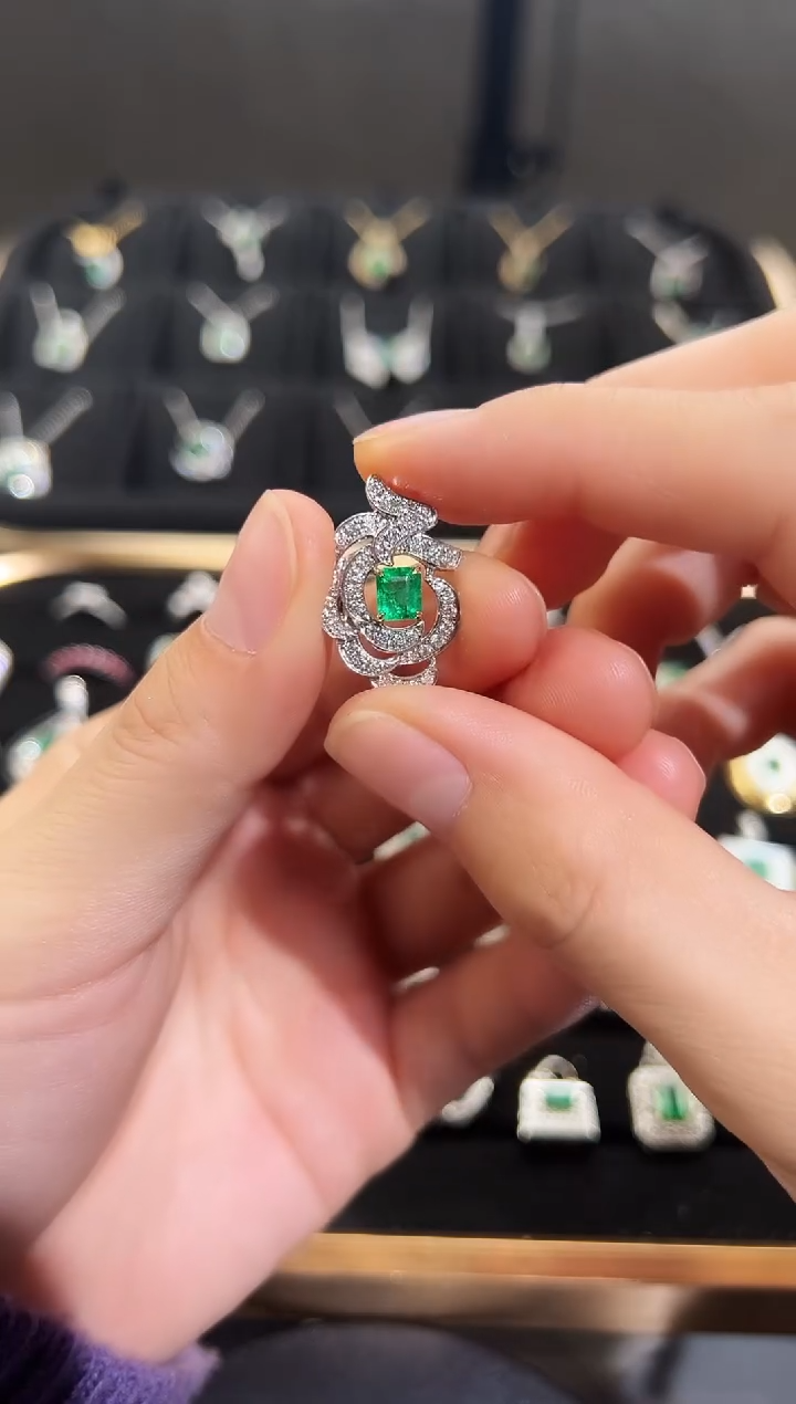 【闪购商品】祖母绿吊坠(不含链)18K金镶嵌祖母绿吊坠