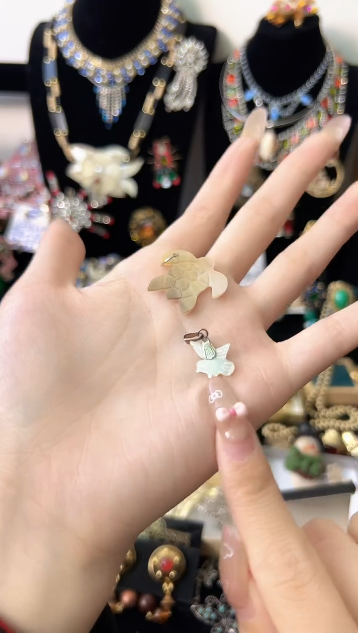 铜合金合成碳硅石贝贝吊坠两个