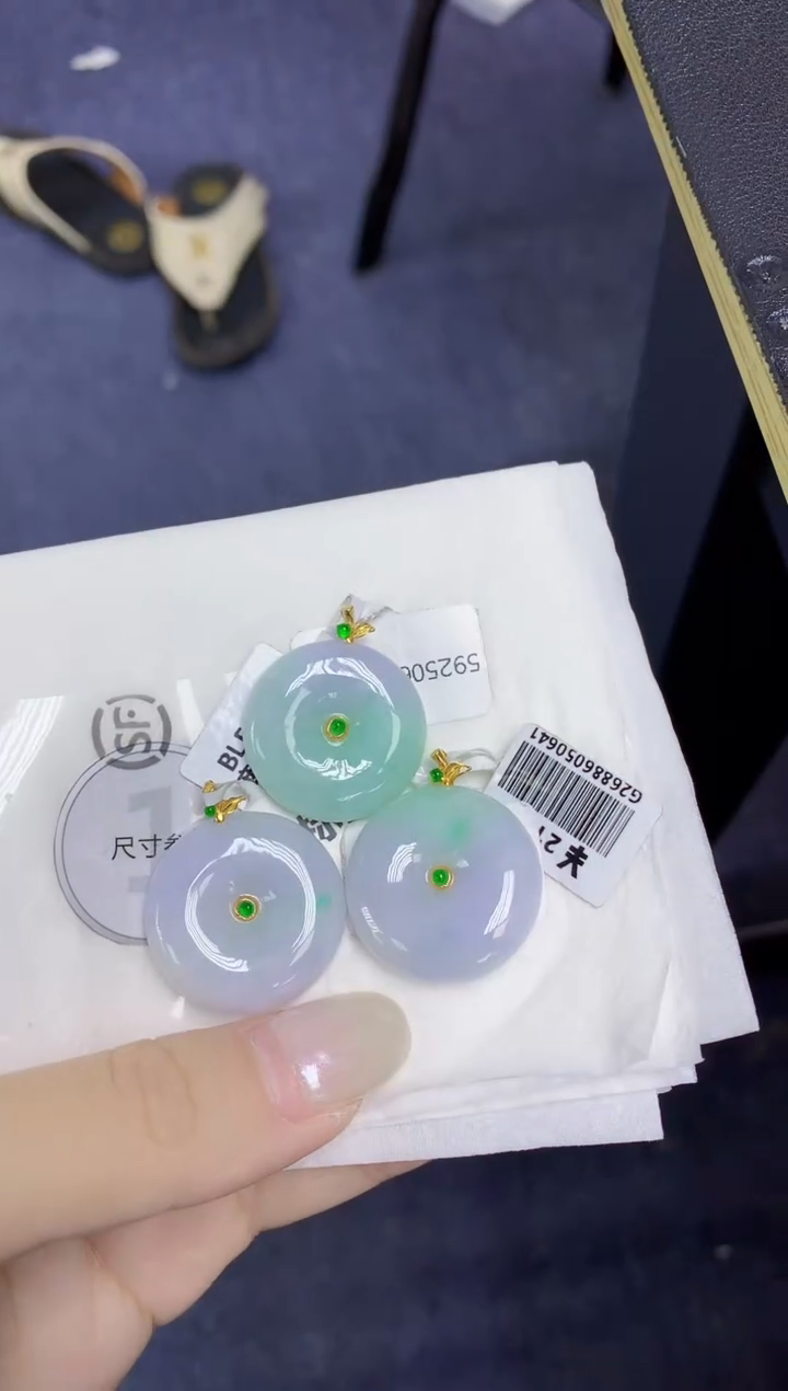 翡翠18K金镶嵌颈饰天然缅甸翡翠A货多样性发其一