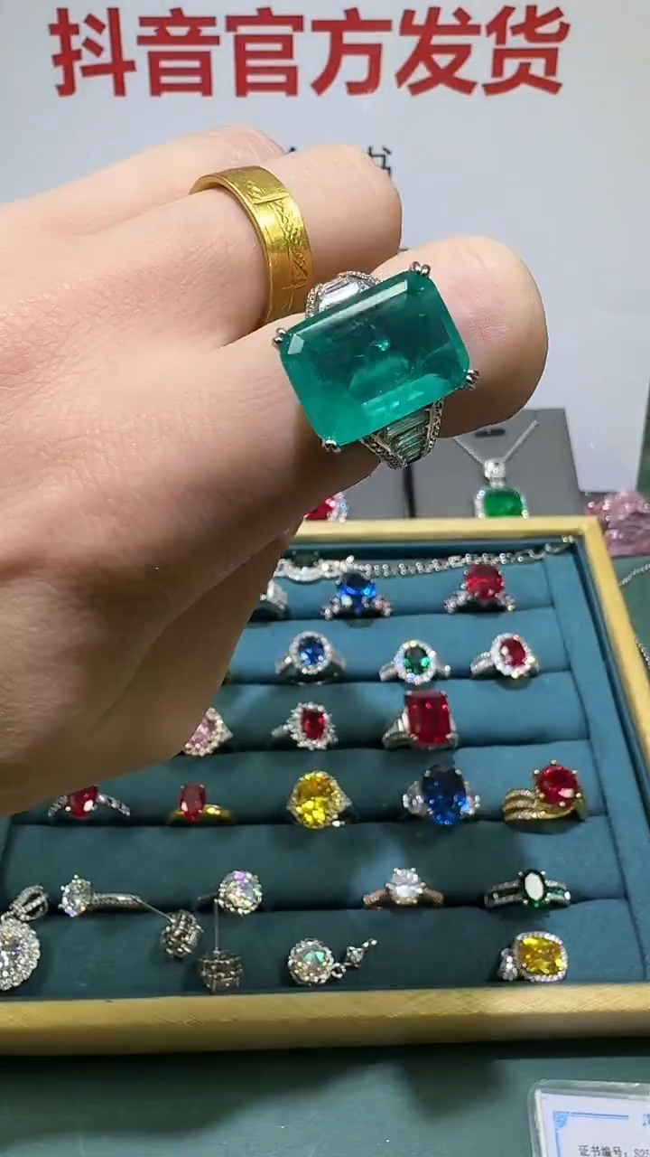 18K金镶嵌戒指祖母绿1