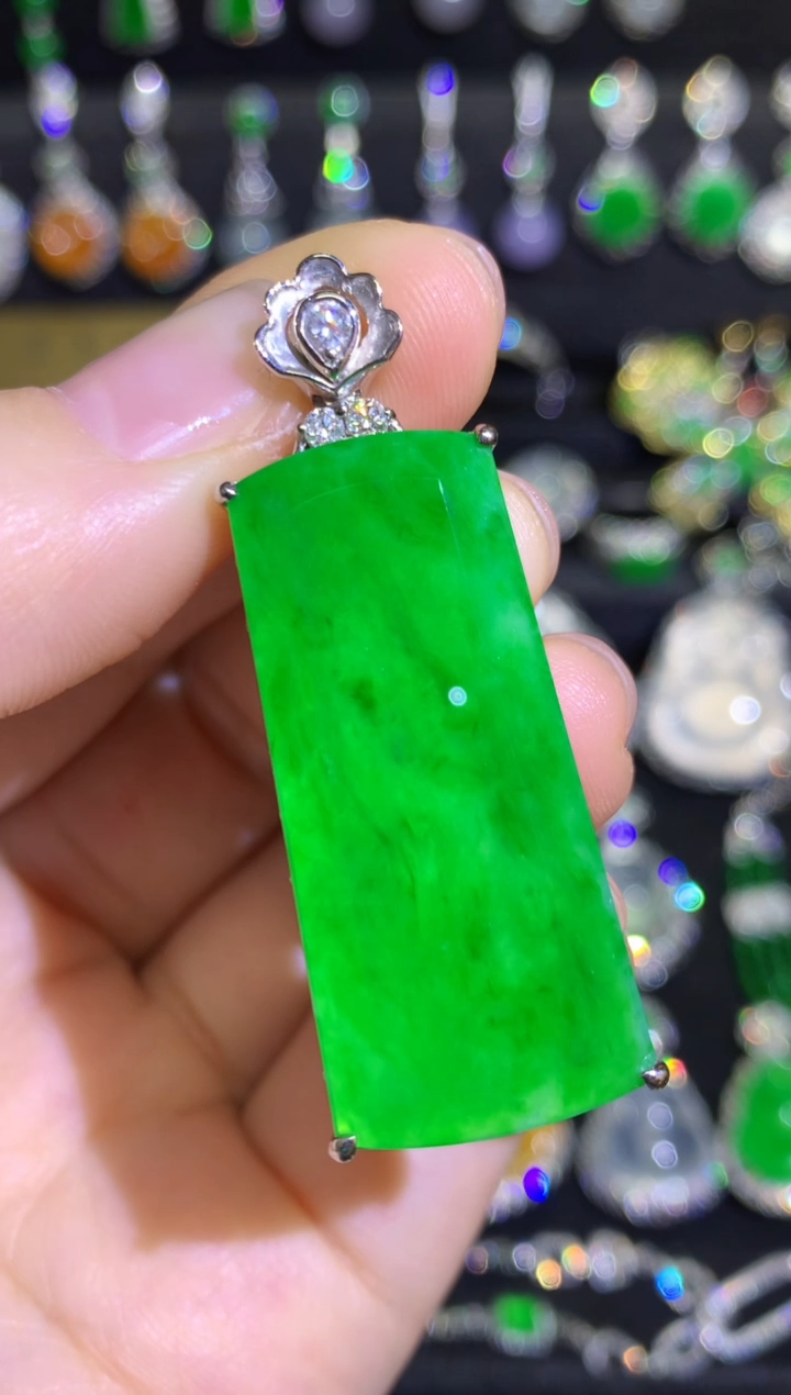 【闪购商品】翡翠颈饰18K金镶嵌高冰满绿正阳绿无事牌