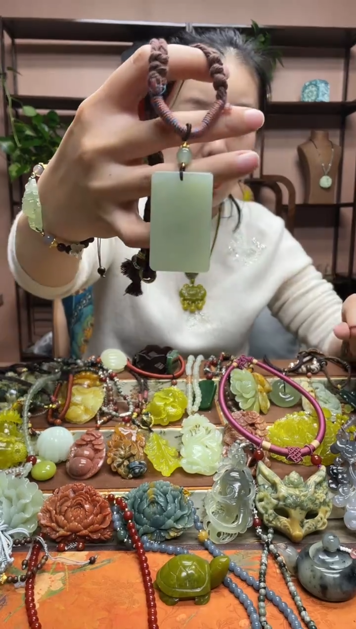 未镶嵌岫玉颈饰·