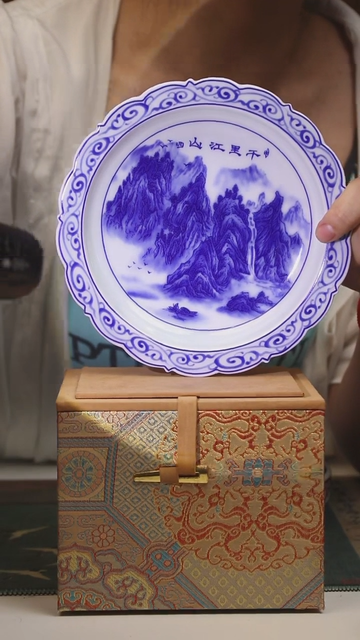 景德镇高温瓷壶承千里江山图