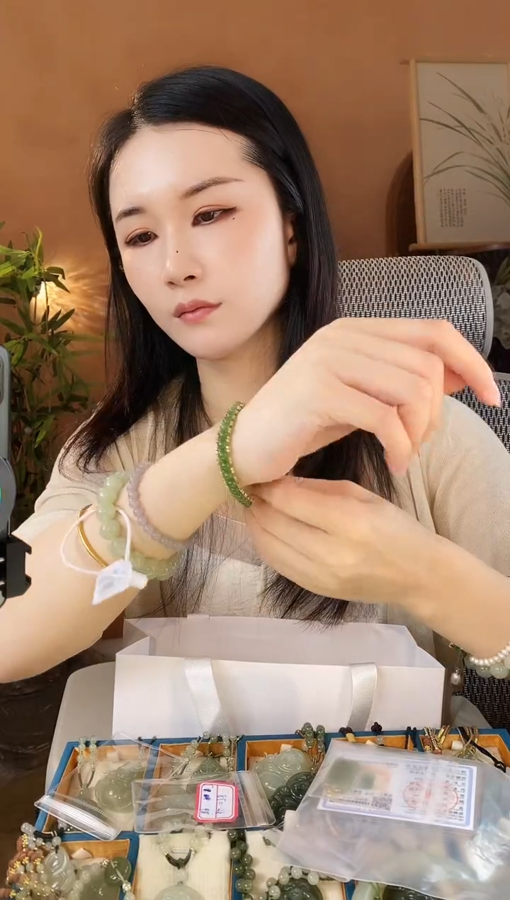 和田玉未镶嵌颈饰碧玉镶边手串