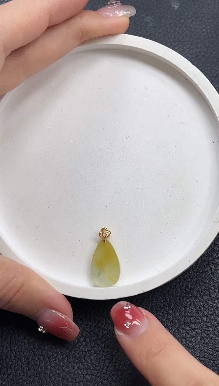 【闪购商品】翡翠颈饰18K金镶嵌黄翡无事牌