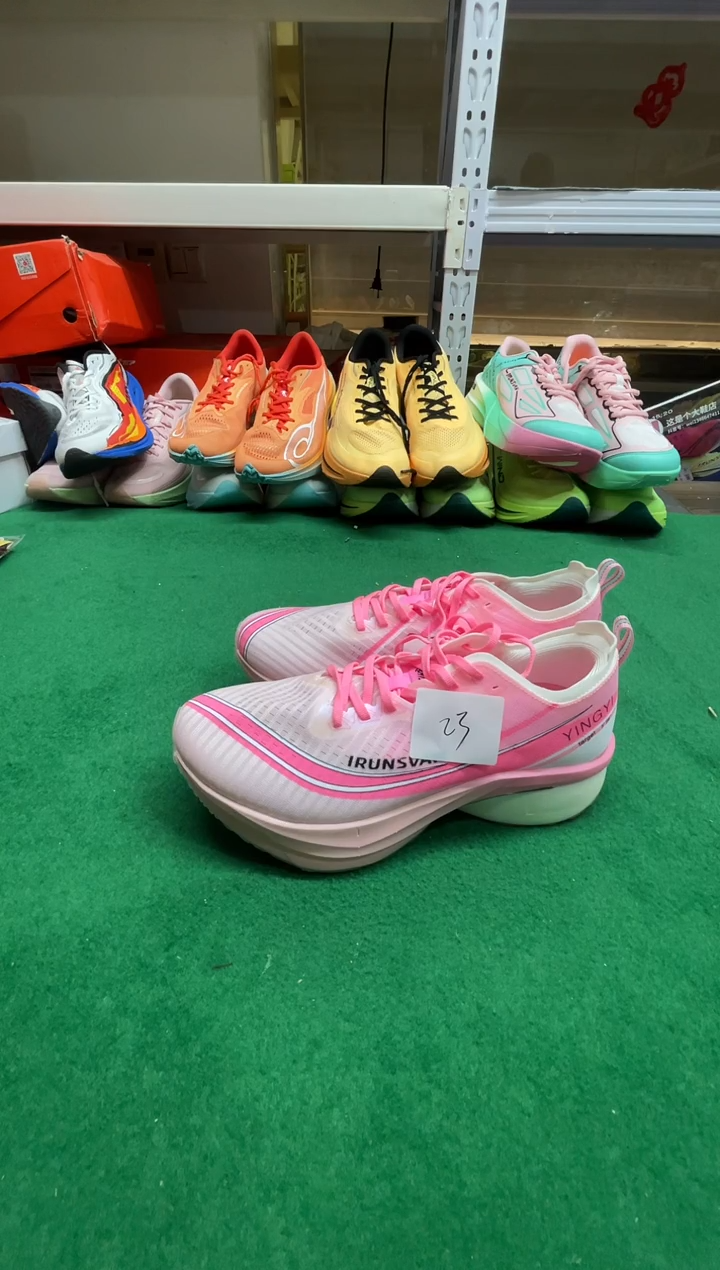 吉*这是个大鞋店的鞋
