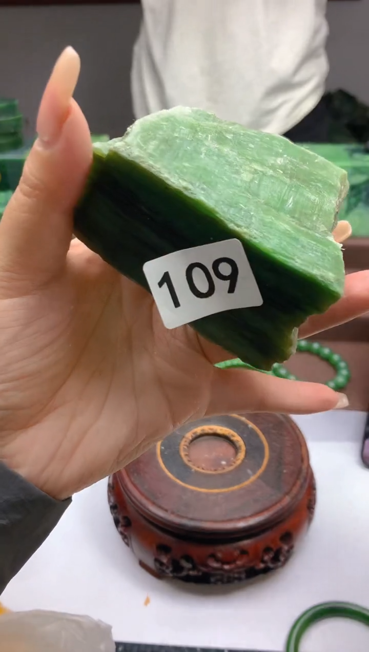 和田玉（碧玉）未镶嵌珠宝半成品1