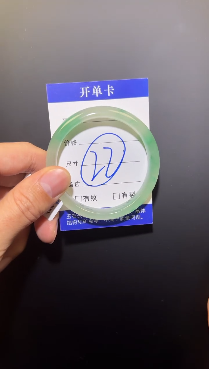【闪购商品】石英质玉非洲翠手镯未镶嵌白底清浅手镯55