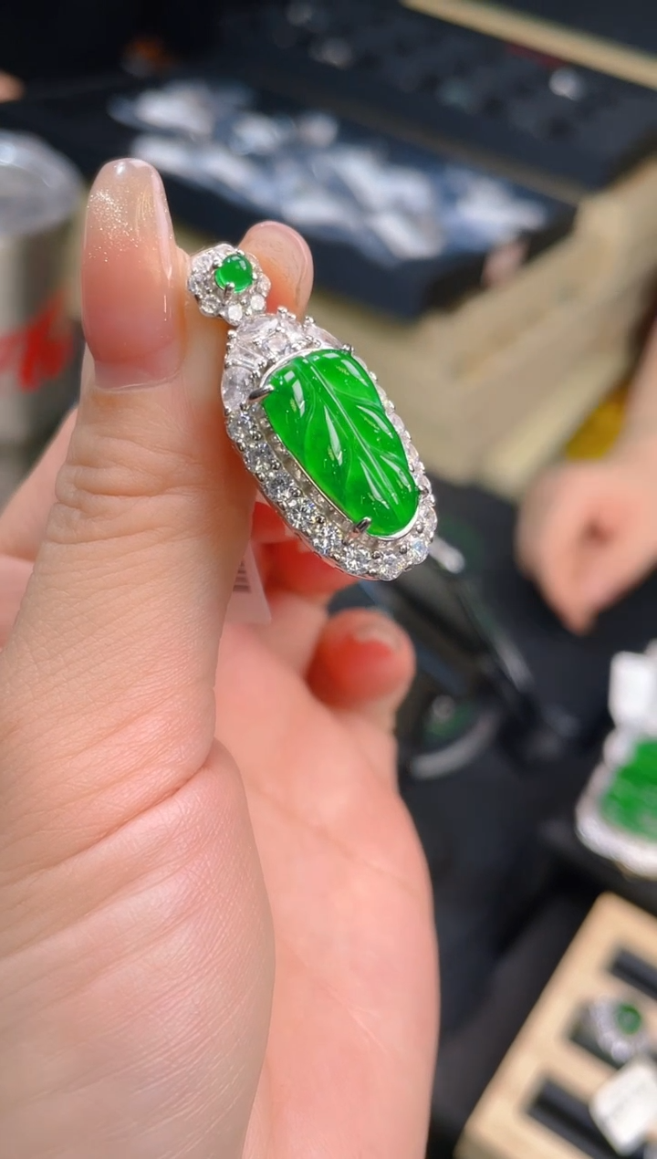 【闪购商品】翡翠吊坠(不含链)未镶嵌多样性发其一