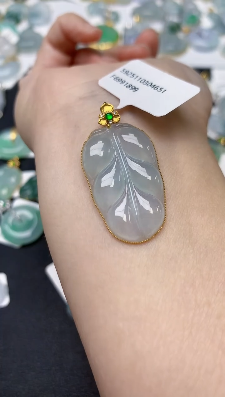 颈饰18K金镶嵌翡翠天然缅甸A货翡翠