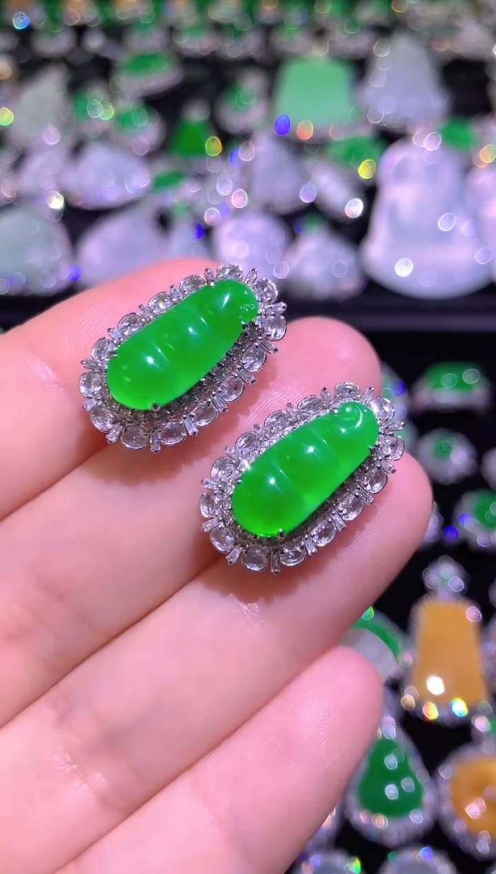 18K金镶嵌翡翠耳饰冰种正阳绿福豆耳包