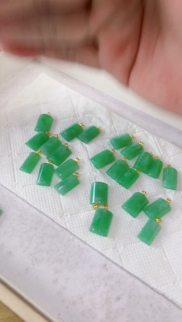 【闪购商品】翡翠吊坠(不含链)18K金镶嵌多样性发货其中一件