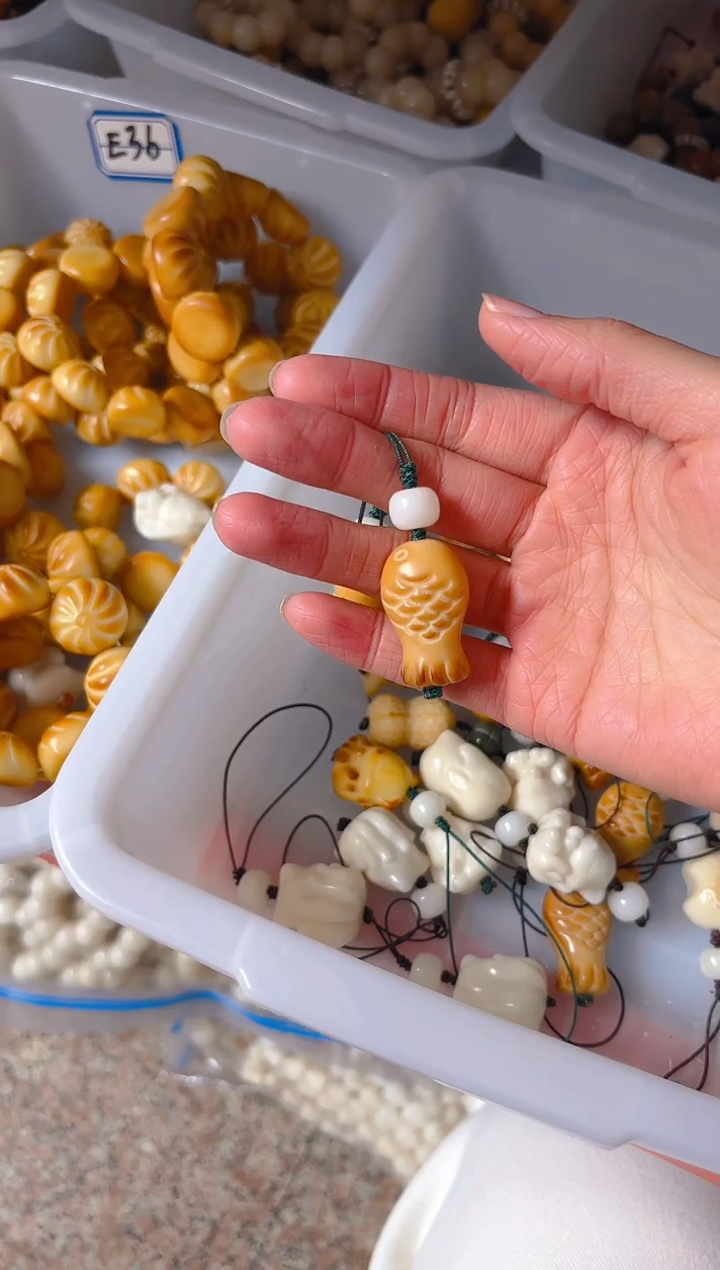 吊坠菩提根/象牙果黄色鱼挂件