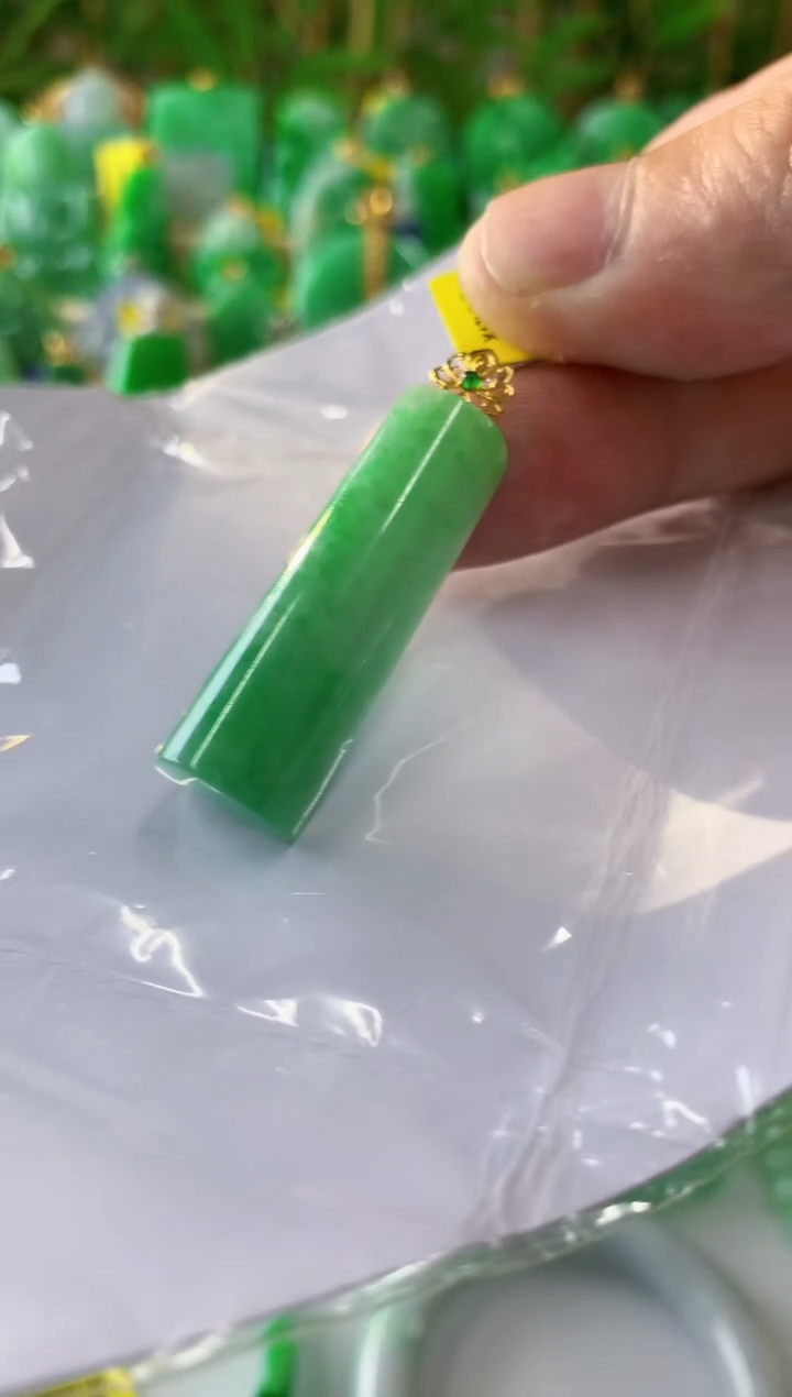 翡翠18K金镶嵌吊坠(不含链)缅甸翡翠挂件
