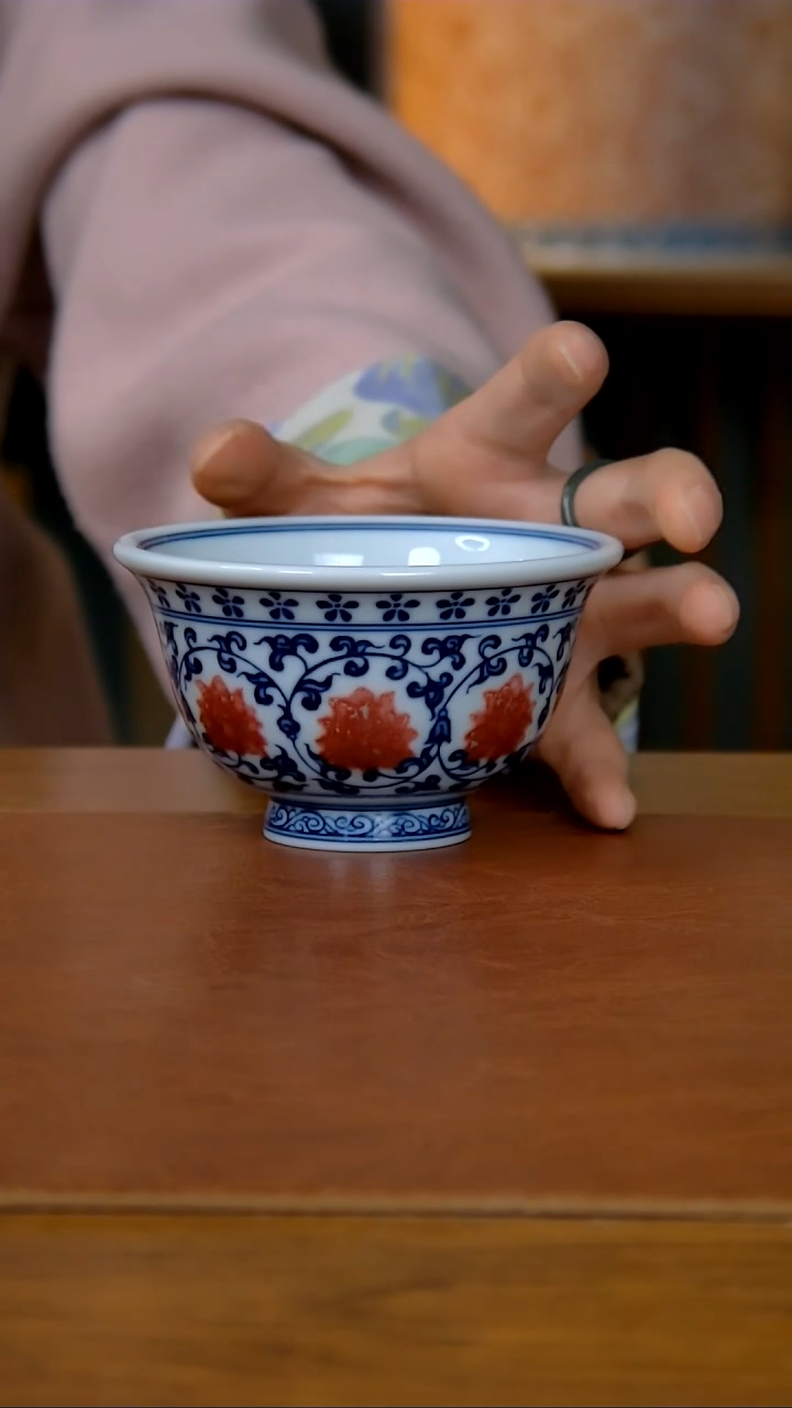 【闪购商品】陶瓷青花釉里红缠枝莲压手杯  106