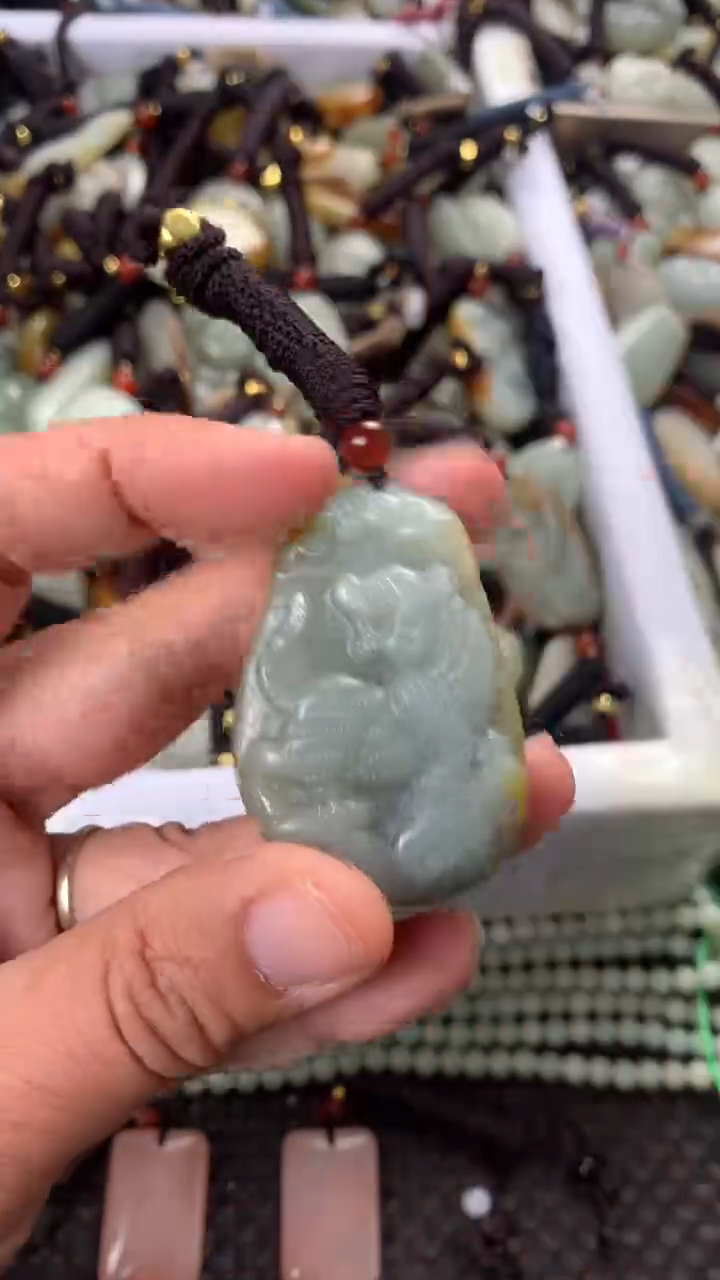 【闪购商品】和田玉颈饰未镶嵌多样性发货没有证书，拍一发一.有瑕