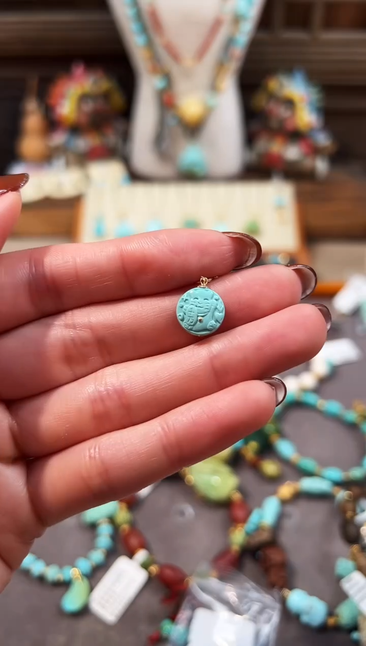 18K金镶嵌绿松石提溜猫咪圆牌