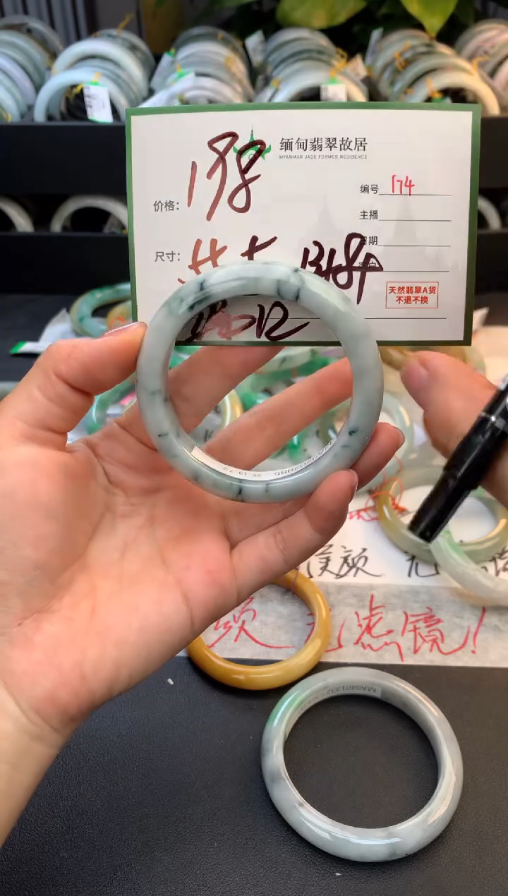 未镶嵌定制翡翠毛货需精细抛光+多人