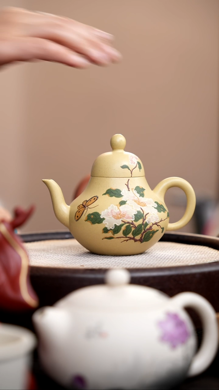 茶壶紫砂本山绿思婷泥绘蝶恋花