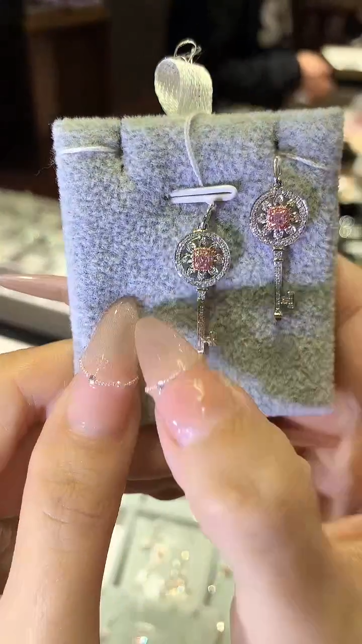 【闪购商品】钻石吊坠18K金镶嵌吊坠多样性发一