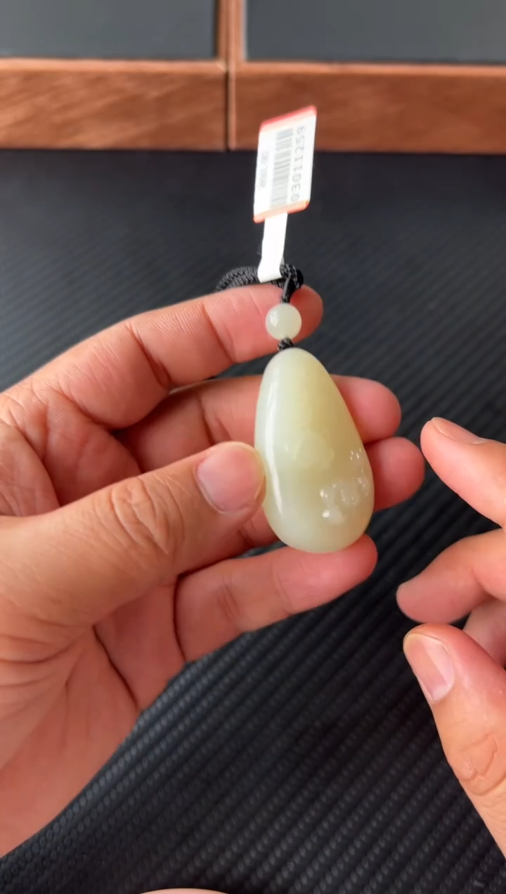 【闪购商品】和田玉吊坠(赠链)未镶嵌且末金山微色差
