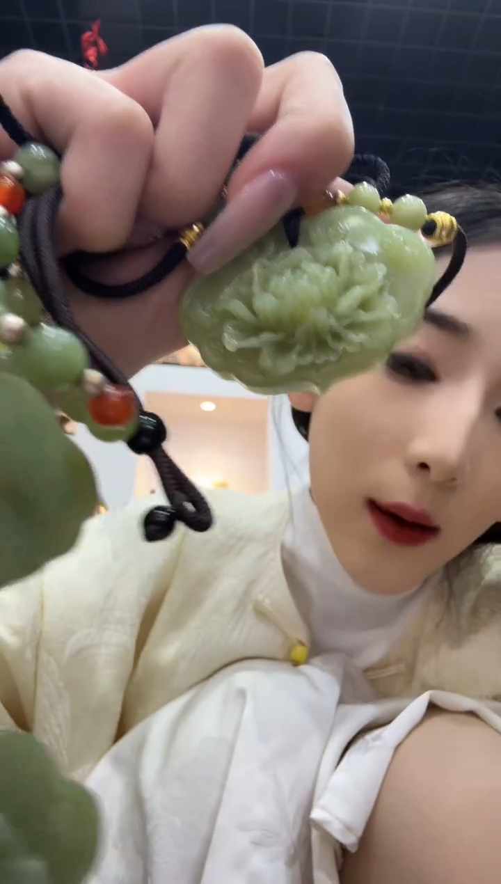 未镶嵌岫玉颈饰湖水绿牡丹花锁