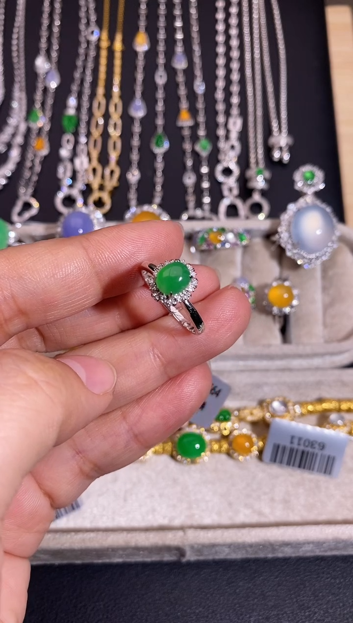 18K金镶嵌戒指翡翠戒指