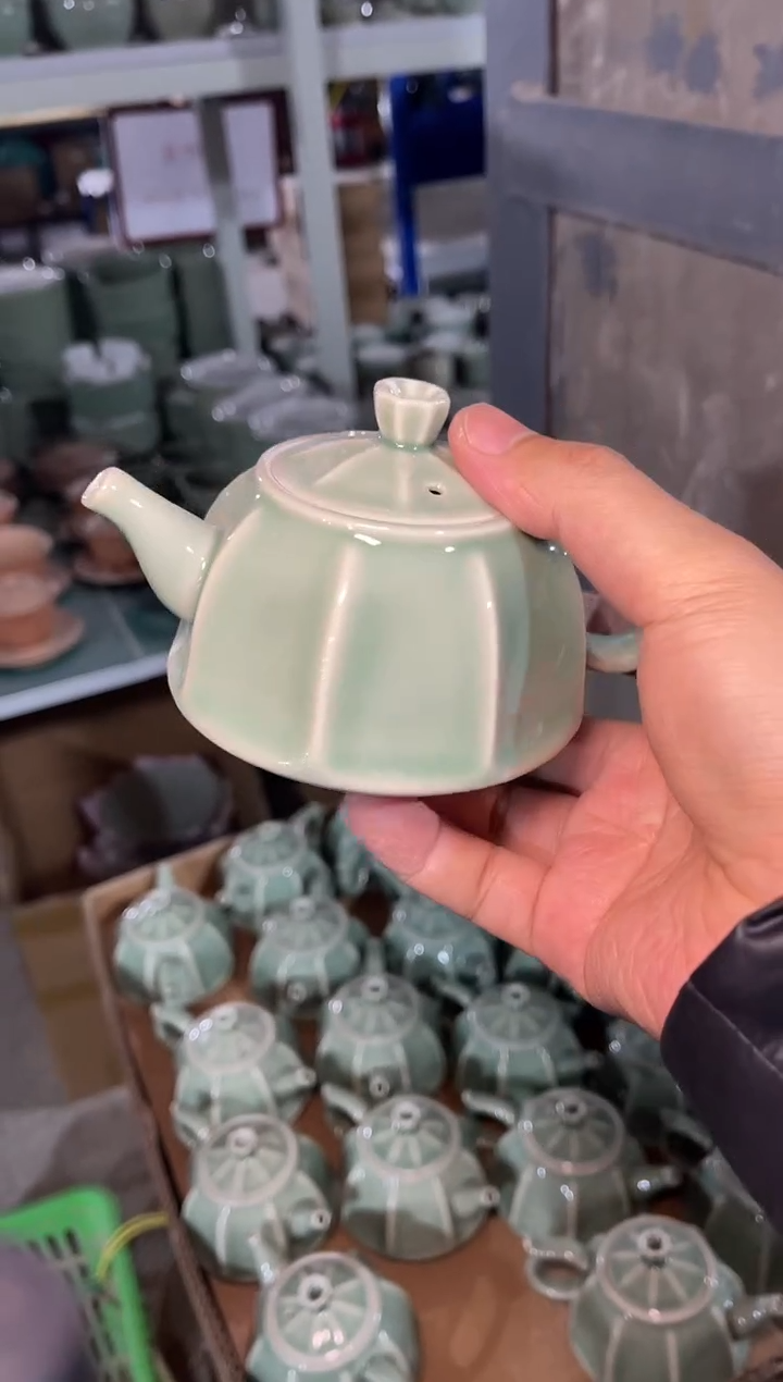 瑕疵青釉八棱壶1把