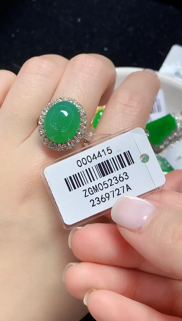 18K金镶嵌戒指翡翠多样性发其一