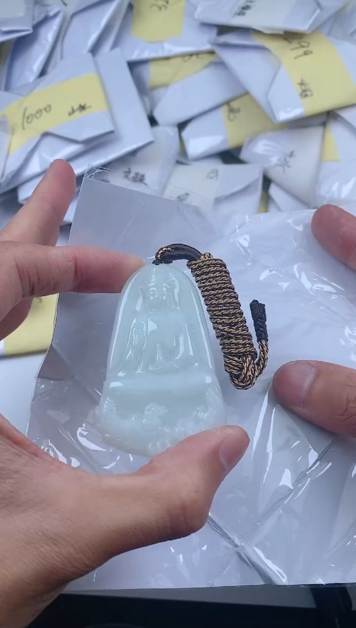 翡翠未镶嵌颈饰           