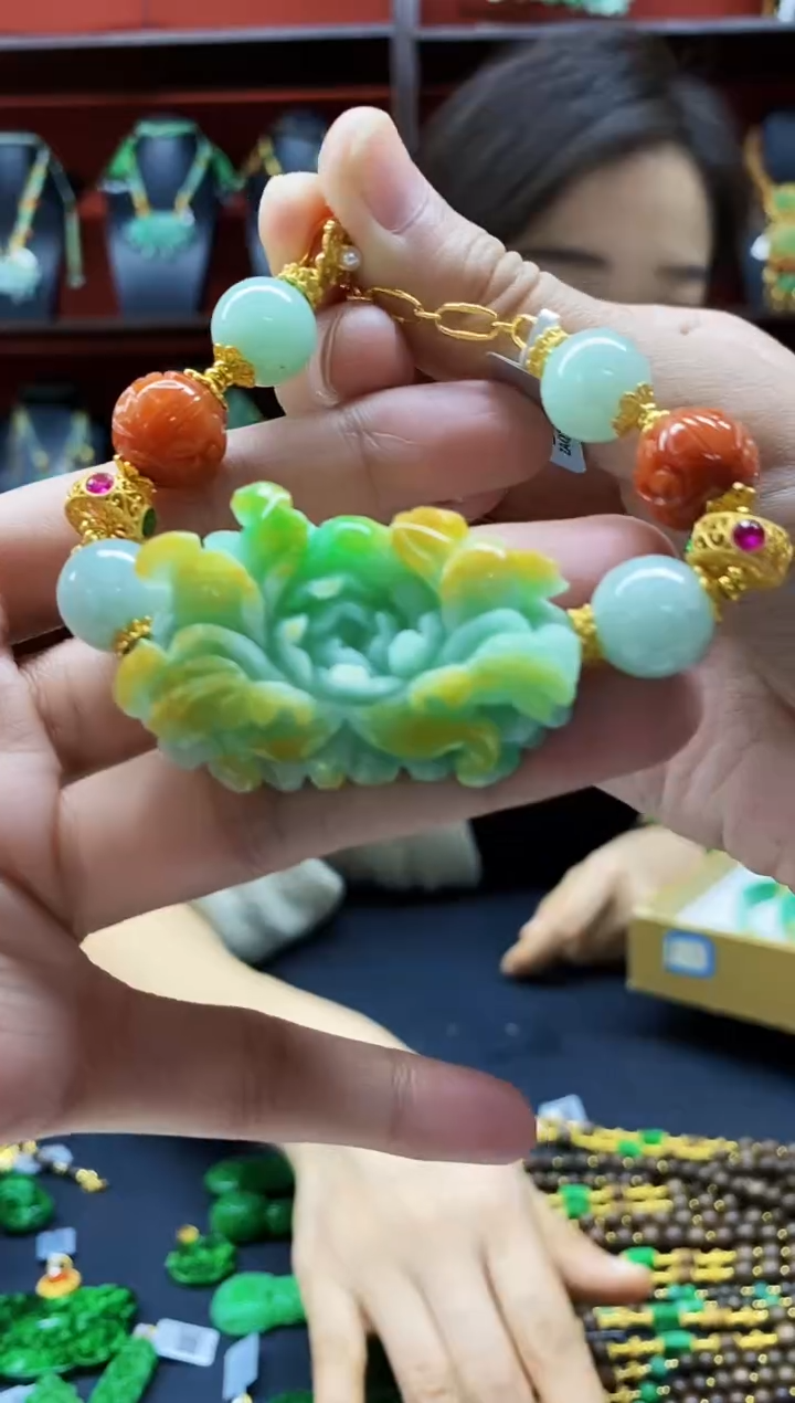 颈饰未镶嵌翡翠吊坠