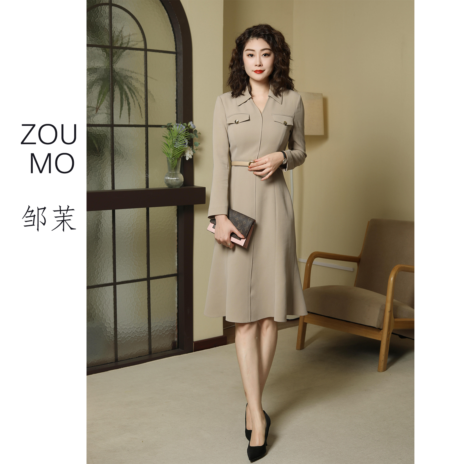 ZOUMO/邹茉醋酸高级感时尚V领气质收腰通勤连衣裙