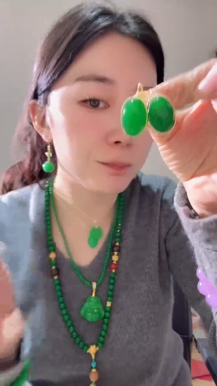 颈饰未镶嵌翡翠辣蛋面耳扣