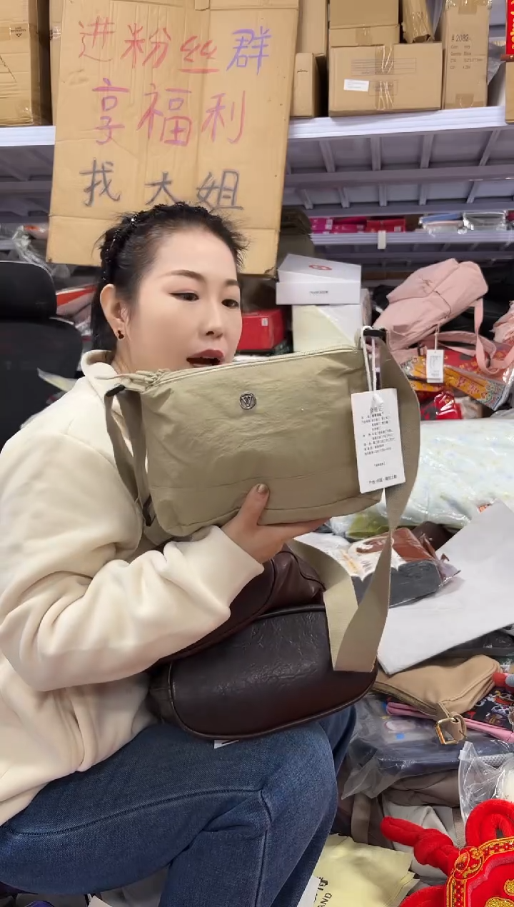 PVC点点小红心 没关注的关注一下主播  