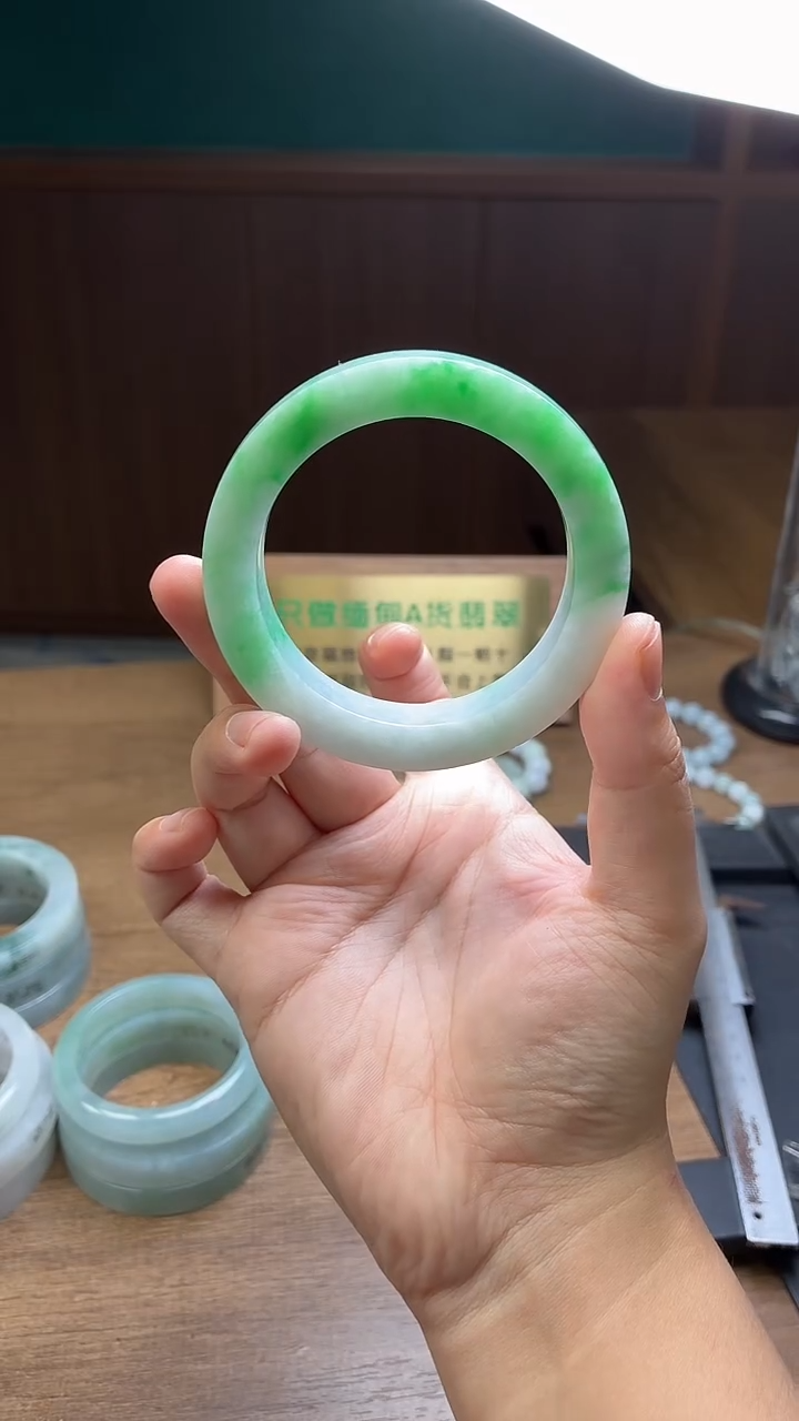 未镶嵌手镯定制翡翠太****?定制