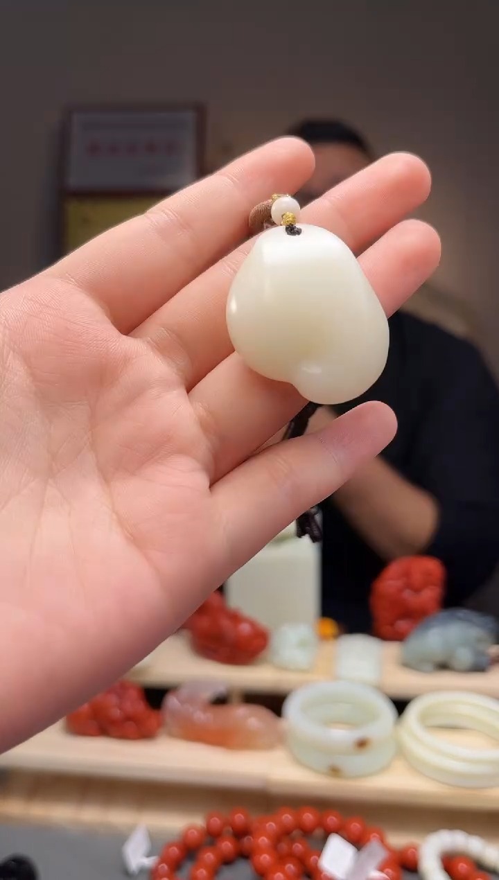 颈饰未镶嵌和田玉吊坠