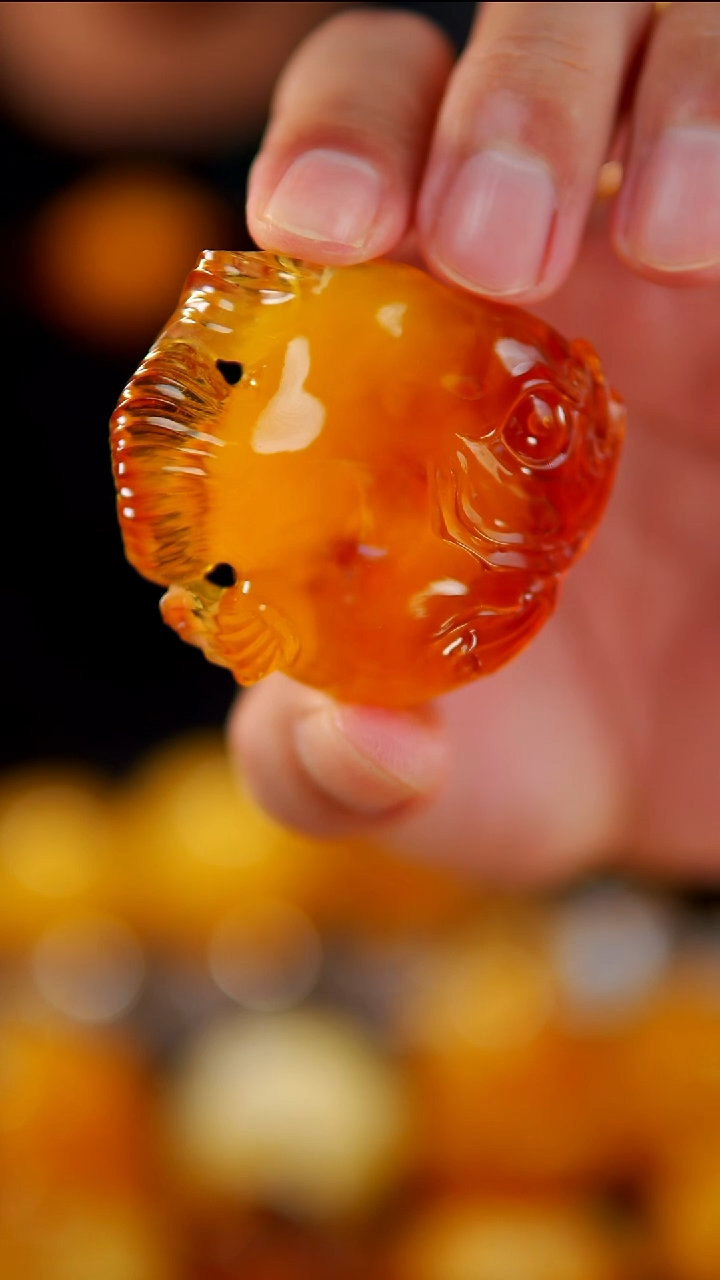 裸石琥珀未镶嵌焦皮料溶洞雕刻鱼29.62