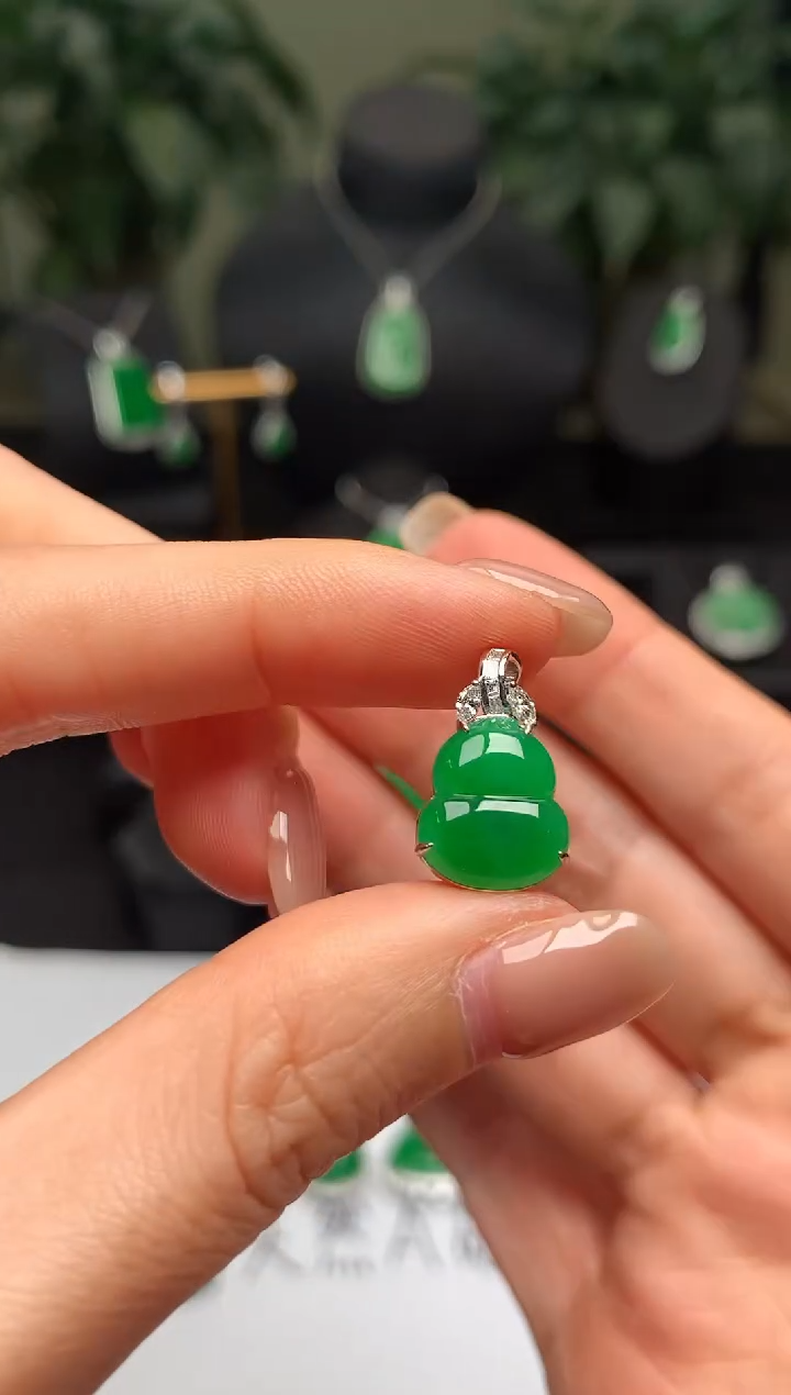 颈饰18K金镶嵌翡翠葫芦