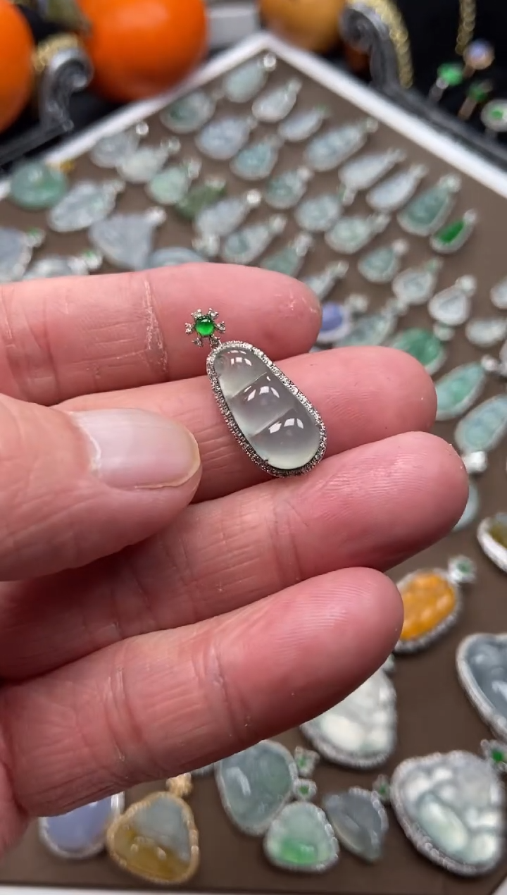 【闪购商品】翡翠吊坠(不含链)18K金镶嵌福豆