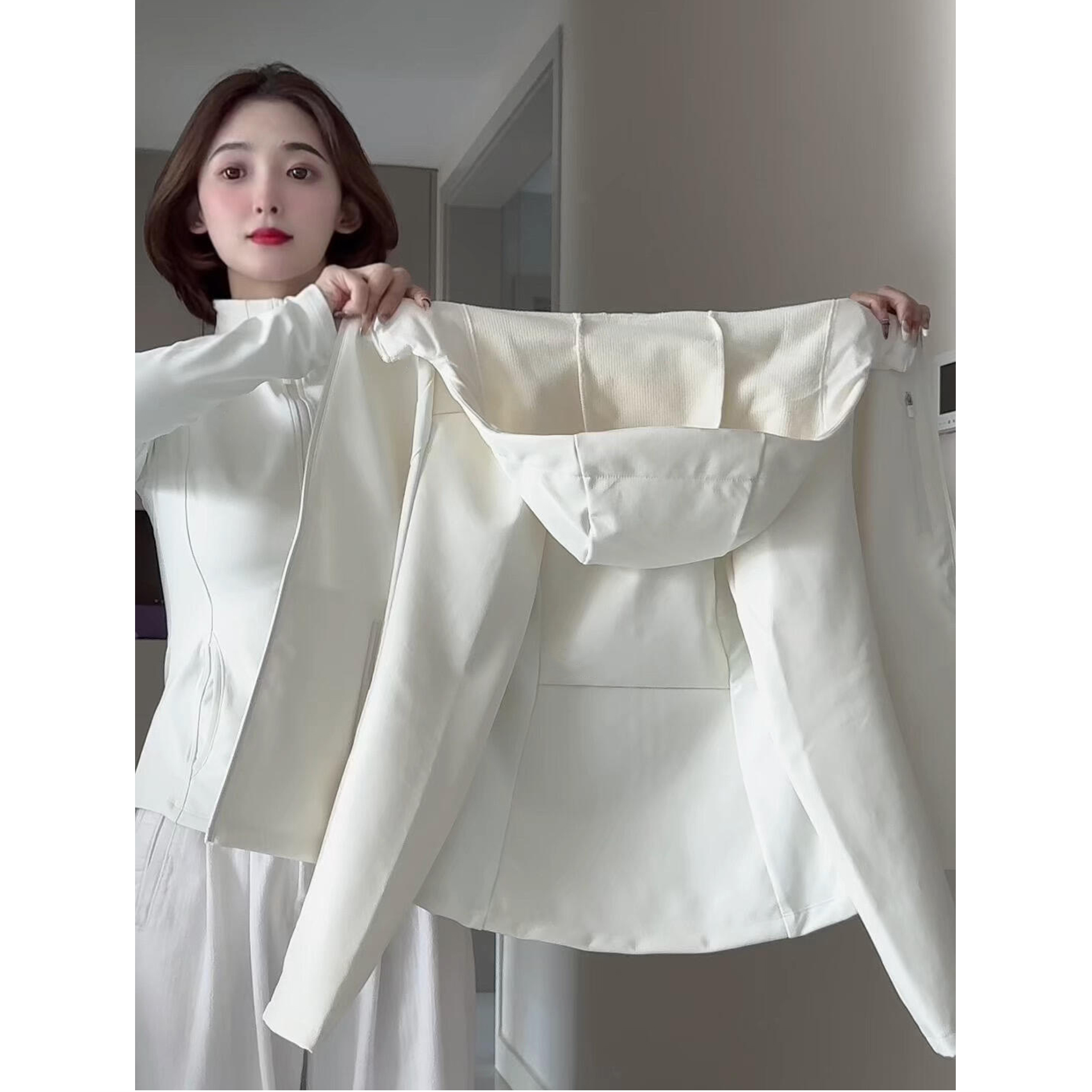 软壳冲锋衣女款户外外套2025新款秋冬季防风登山运动穿搭收腰上衣