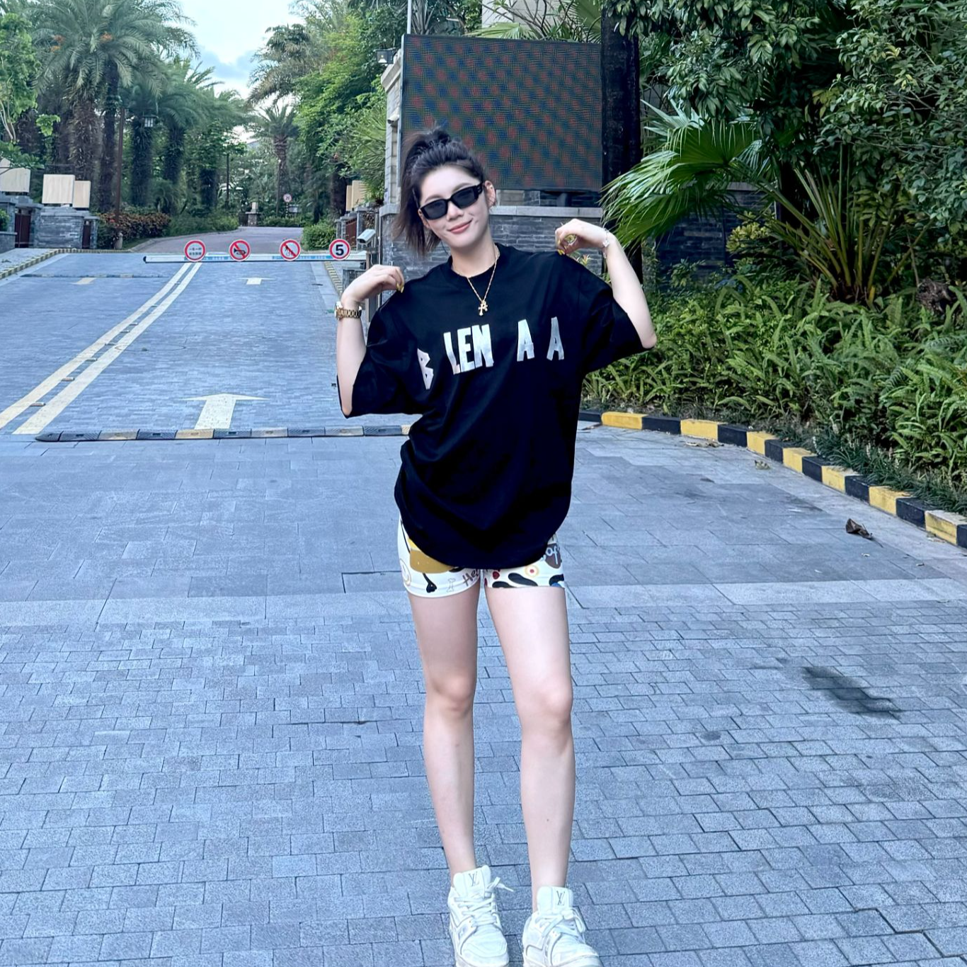 《九亿》巴黎胶带圆领短袖