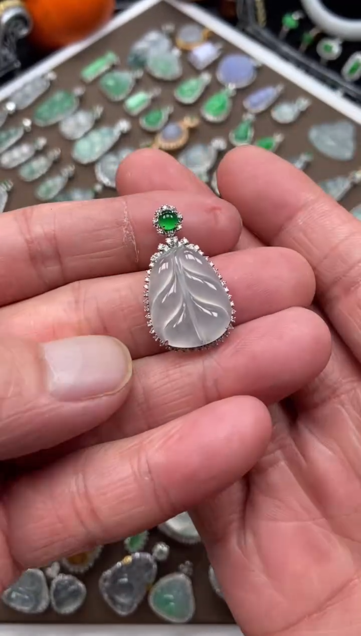 【闪购商品】翡翠吊坠(不含链)18K金镶嵌叶子