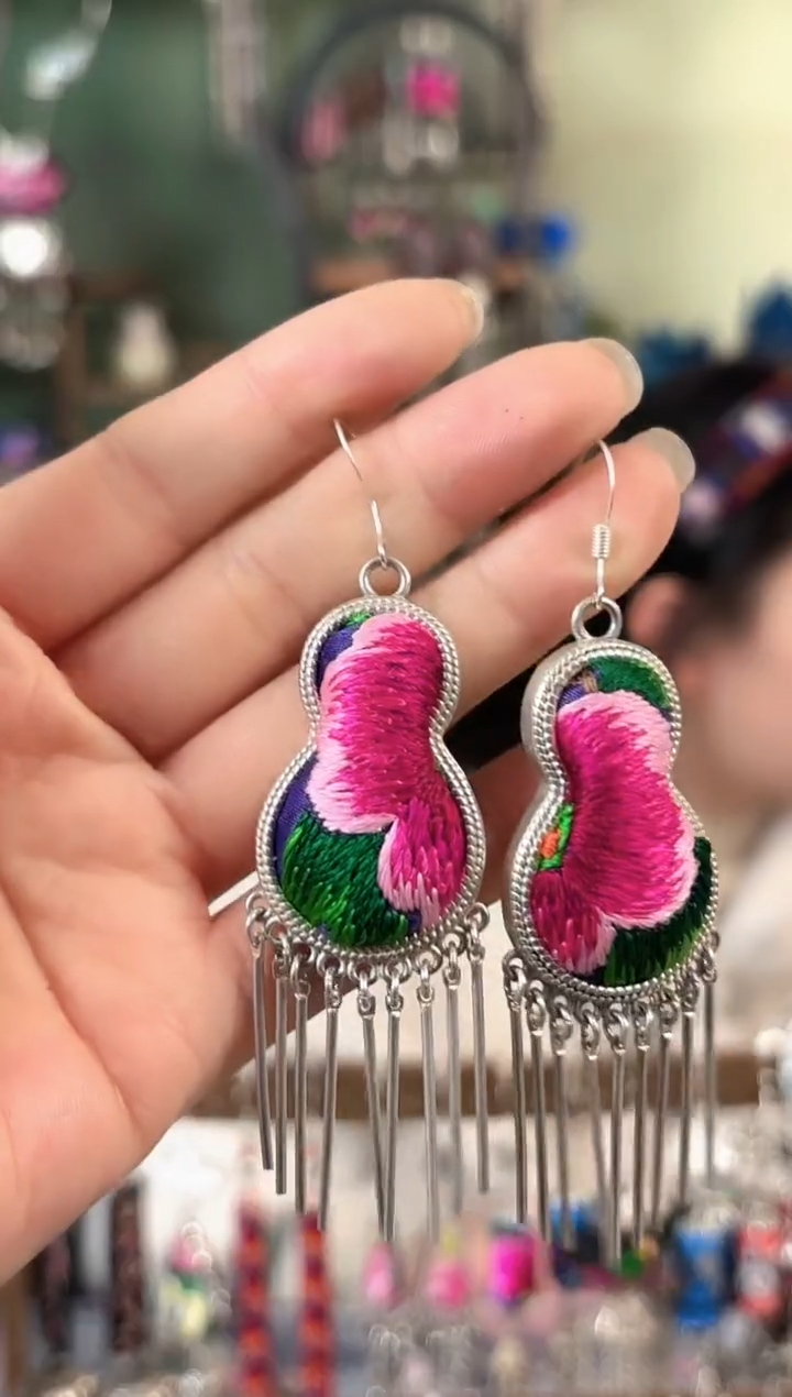 彩云南阁非遗老绣饰品195