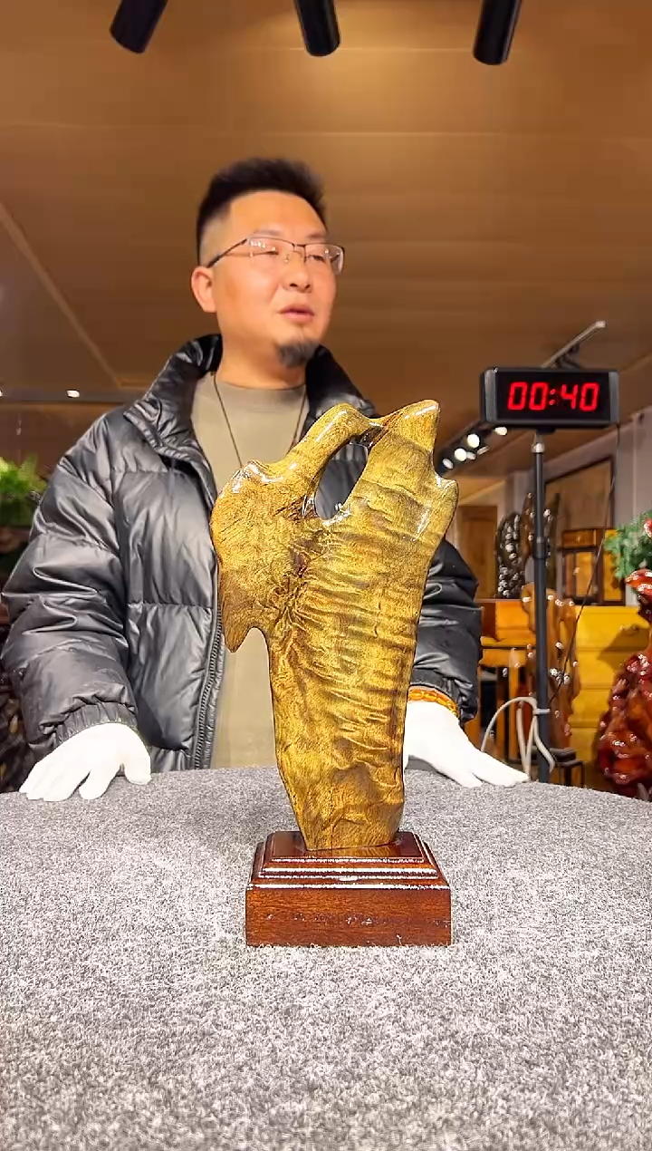 金丝楠木雕款阿*姐金丝楠木摆件