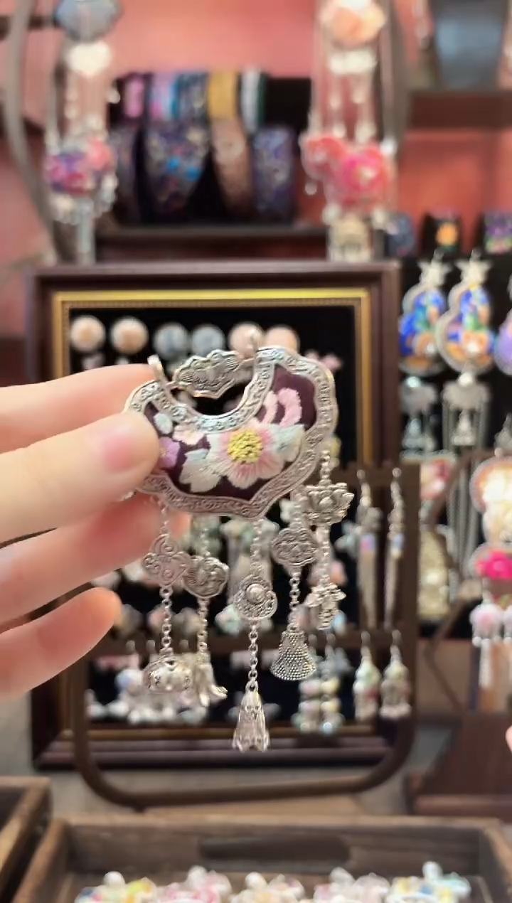 织绣云织谣民族风精美饰品   110